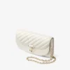 Curve-portemonnee met ketting Latte-portemonnee van gewatteerd nappaleer met ketting Curve-portemonnee met ketting Latte-portemonnee van gewatteerd nappaleer met ketting