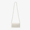 Curve-portemonnee met ketting Latte-portemonnee van gewatteerd nappaleer met ketting Curve-portemonnee met ketting Latte-portemonnee van gewatteerd nappaleer met ketting