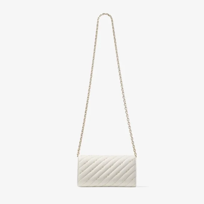 Curve-portemonnee met ketting Latte-portemonnee van gewatteerd nappaleer met ketting Curve-portemonnee met ketting Latte-portemonnee van gewatteerd nappaleer met ketting