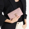 Curve-portemonnee met ketting Roze gewatteerde jimmy choo-kantportemonnee met ketting en kristallen JC-bar Curve-portemonnee met ketting Roze gewatteerde jimmy choo-kantportemonnee met ketting en kristallen JC-bar