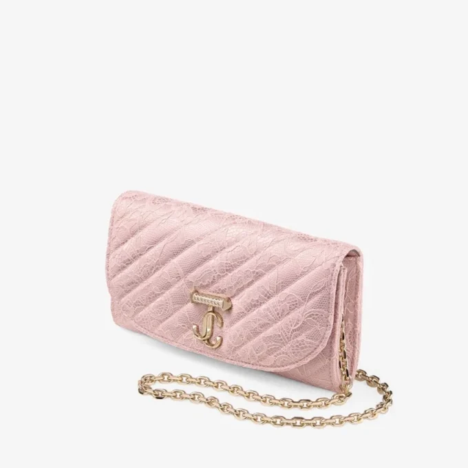 Curve-portemonnee met ketting Roze gewatteerde jimmy choo-kantportemonnee met ketting en kristallen JC-bar Curve-portemonnee met ketting Roze gewatteerde jimmy choo-kantportemonnee met ketting en kristallen JC-bar