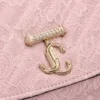 Curve-portemonnee met ketting Roze gewatteerde jimmy choo-kantportemonnee met ketting en kristallen JC-bar Curve-portemonnee met ketting Roze gewatteerde jimmy choo-kantportemonnee met ketting en kristallen JC-bar