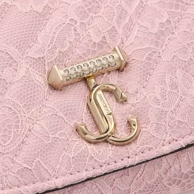Curve-portemonnee met ketting Roze gewatteerde jimmy choo-kantportemonnee met ketting en kristallen JC-bar Curve-portemonnee met ketting Roze gewatteerde jimmy choo-kantportemonnee met ketting en kristallen JC-bar