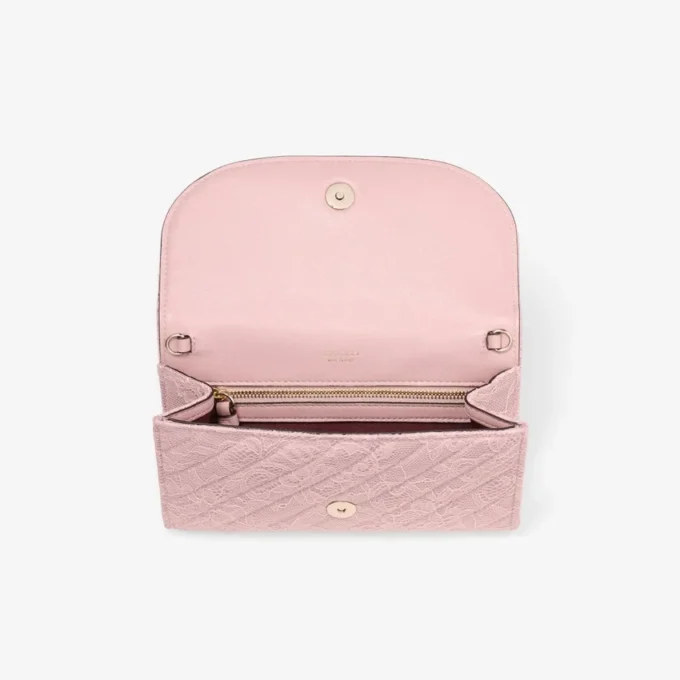 Curve-portemonnee met ketting Roze gewatteerde jimmy choo-kantportemonnee met ketting en kristallen JC-bar Curve-portemonnee met ketting Roze gewatteerde jimmy choo-kantportemonnee met ketting en kristallen JC-bar