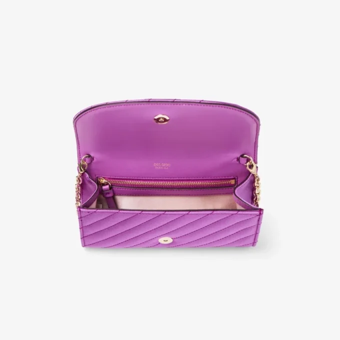 Curve-portemonnee met ketting Violet Orchid gewatteerde satijnen portemonneeketting met Crystal JC-bar Curve-portemonnee met ketting Violet Orchid gewatteerde satijnen portemonneeketting met Crystal JC-bar