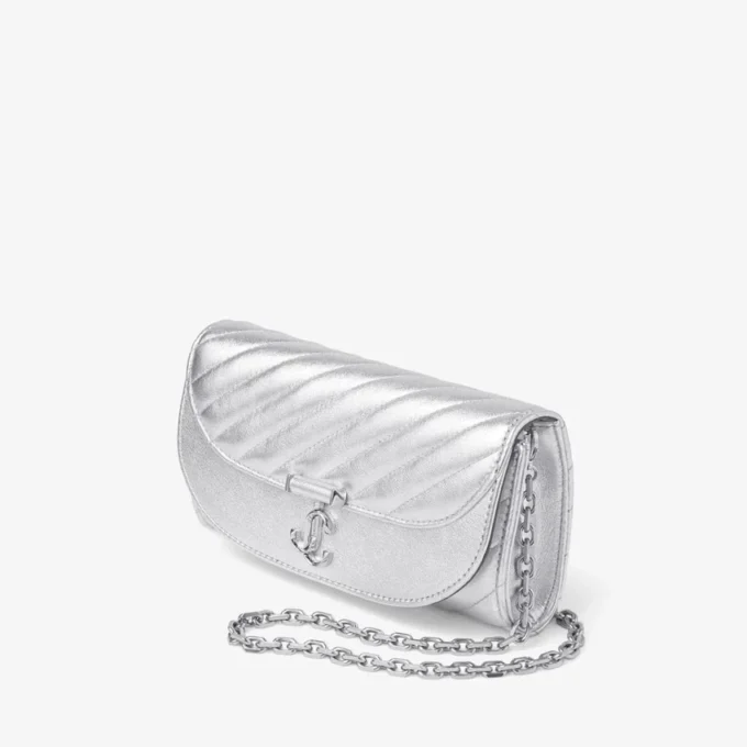 Curve-portemonnee met ketting, zilver Gewatteerde portemonnee van metallic nappaleer met ketting Curve-portemonnee met ketting, zilver Gewatteerde portemonnee van metallic nappaleer met ketting