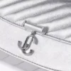 Curve-portemonnee met ketting, zilver Gewatteerde portemonnee van metallic nappaleer met ketting Curve-portemonnee met ketting, zilver Gewatteerde portemonnee van metallic nappaleer met ketting