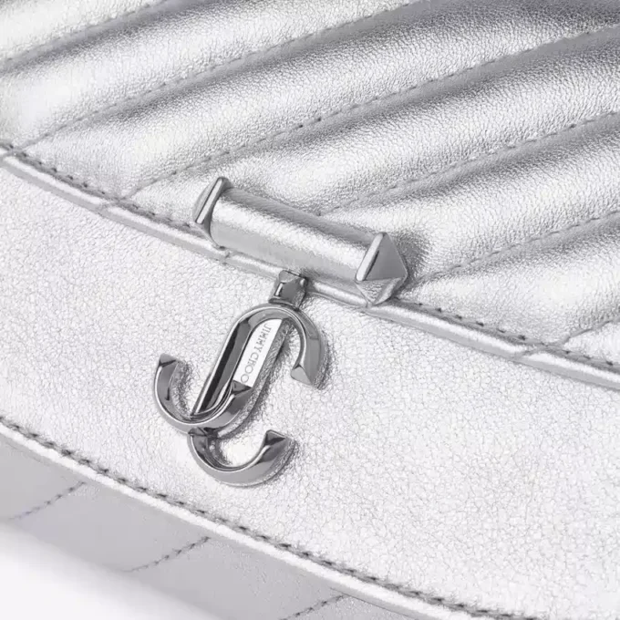 Curve-portemonnee met ketting, zilver Gewatteerde portemonnee van metallic nappaleer met ketting Curve-portemonnee met ketting, zilver Gewatteerde portemonnee van metallic nappaleer met ketting