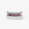 Curve-portemonnee met ketting, zilver Gewatteerde portemonnee van metallic nappaleer met ketting Curve-portemonnee met ketting, zilver Gewatteerde portemonnee van metallic nappaleer met ketting
