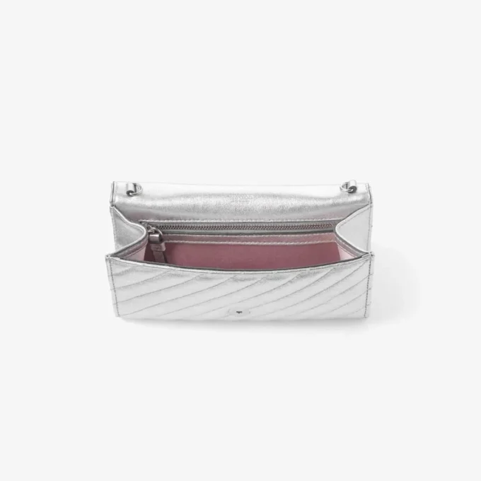 Curve-portemonnee met ketting, zilver Gewatteerde portemonnee van metallic nappaleer met ketting Curve-portemonnee met ketting, zilver Gewatteerde portemonnee van metallic nappaleer met ketting