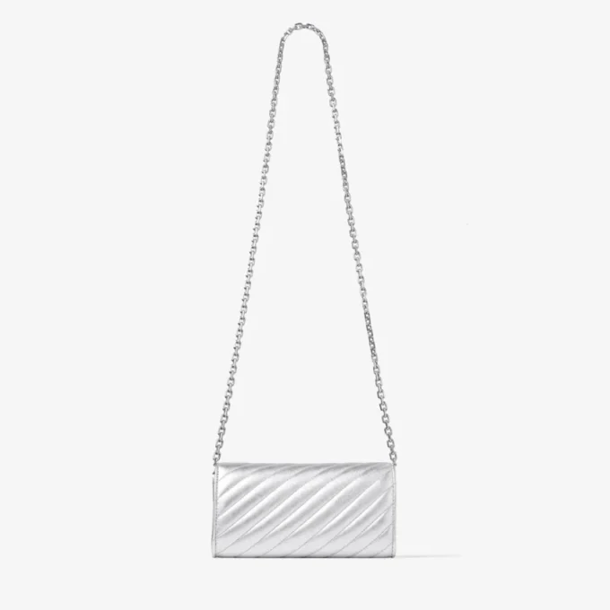 Curve-portemonnee met ketting, zilver Gewatteerde portemonnee van metallic nappaleer met ketting Curve-portemonnee met ketting, zilver Gewatteerde portemonnee van metallic nappaleer met ketting