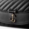 Curve-portemonnee met ketting Zwarte gewatteerde portemonnee van bikerleer met ketting Curve-portemonnee met ketting Zwarte gewatteerde portemonnee van bikerleer met ketting