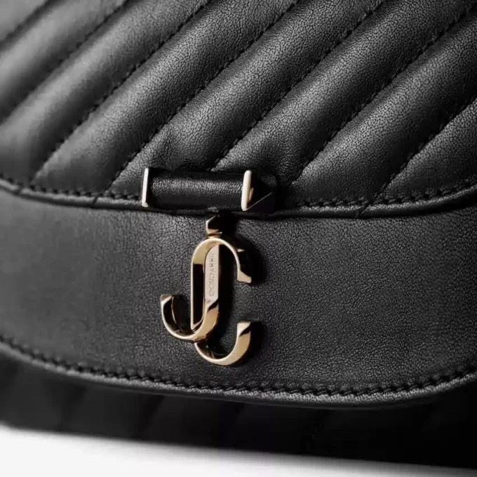 Curve-portemonnee met ketting Zwarte gewatteerde portemonnee van bikerleer met ketting Curve-portemonnee met ketting Zwarte gewatteerde portemonnee van bikerleer met ketting