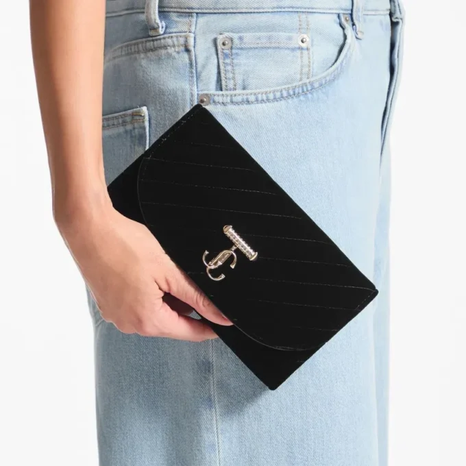 Curve-portemonnee met ketting Zwarte mini-tas van gewatteerd fluweel met Jc-bar met kristallen Curve-portemonnee met ketting Zwarte mini-tas van gewatteerd fluweel met Jc-bar met kristallen