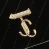 Curve-portemonnee met ketting Zwarte mini-tas van gewatteerd fluweel met Jc-bar met kristallen Curve-portemonnee met ketting Zwarte mini-tas van gewatteerd fluweel met Jc-bar met kristallen