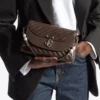 Curve Top Handle chocoladekleurige gewatteerde Biker-leren schoudertas met parelversieringen