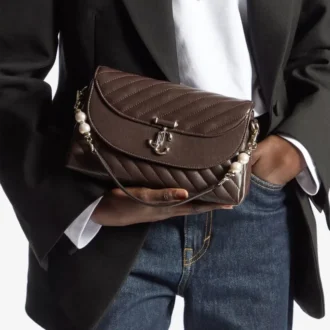 Curve Top Handle chocoladekleurige gewatteerde Biker-leren schoudertas met parelversieringen