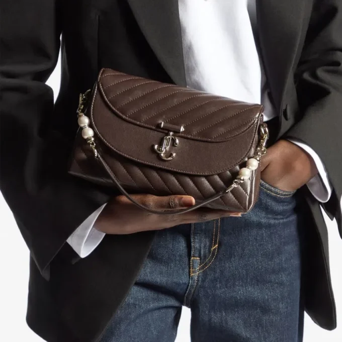 Curve Top Handle chocoladekleurige gewatteerde Biker-leren schoudertas met parelversieringen
