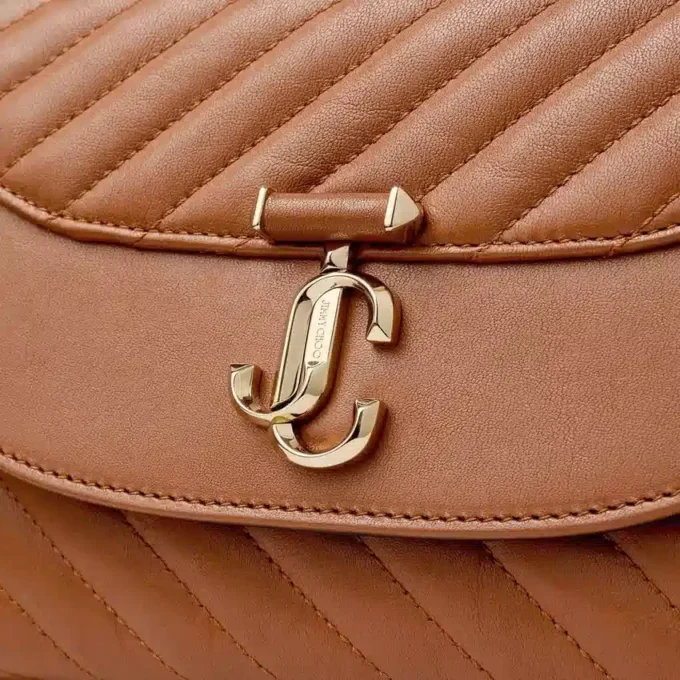 Curve Top Handle Tan gewatteerde Biker-leren tas met handvat en parelversiering