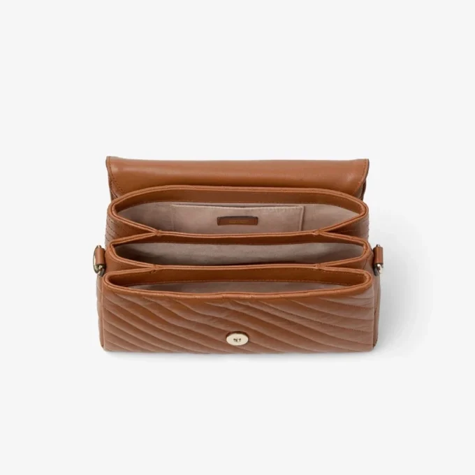 Curve Top Handle Tan gewatteerde Biker-leren tas met handvat en parelversiering
