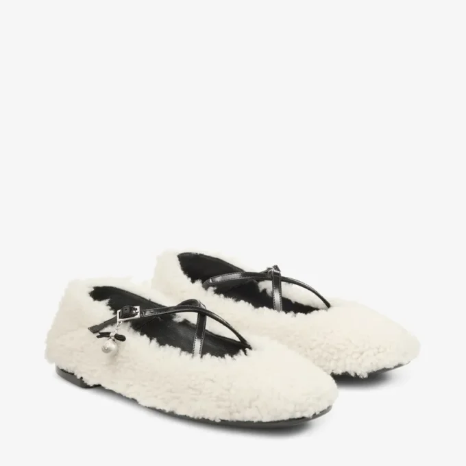 Eleri Ballerina Ballerina’s van natuurlijk schapenvacht met parelbedeling Eleri Ballerina Ballerina’s van natuurlijk schapenvacht met parelbedeling