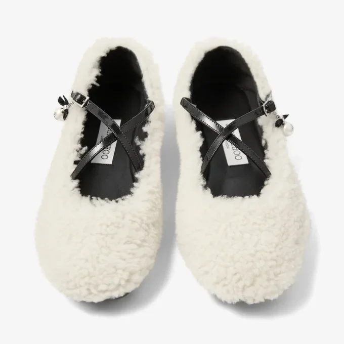Eleri Ballerina Ballerina’s van natuurlijk schapenvacht met parelbedeling Eleri Ballerina Ballerina’s van natuurlijk schapenvacht met parelbedeling