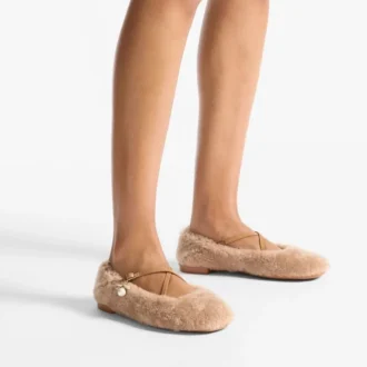 Eleri ballerina Toffee schapenvacht ballerina pumps met parelbedeling