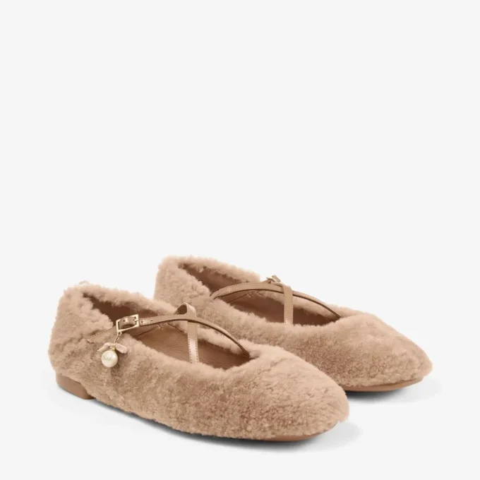 Eleri ballerina Toffee schapenvacht ballerina pumps met parelbedeling