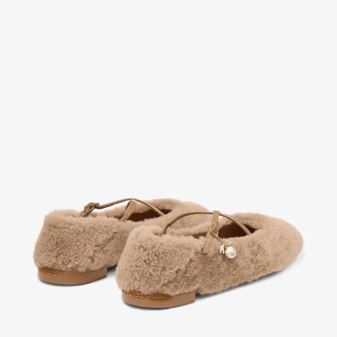 Eleri ballerina Toffee schapenvacht ballerina pumps met parelbedeling