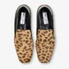 Eliot-slipper Natuurlijke poneyleer slippers met luipaardprint