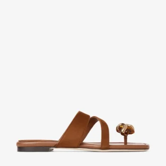Emeri Stone platte sandalen van tan en amberkleurig suède