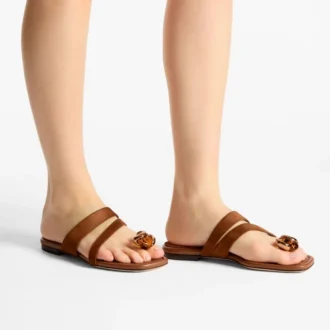 Emeri Stone platte sandalen van tan en amberkleurig suède