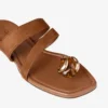 Emeri Stone platte sandalen van tan en amberkleurig suède Emeri Stone platte sandalen van tan en amberkleurig suède