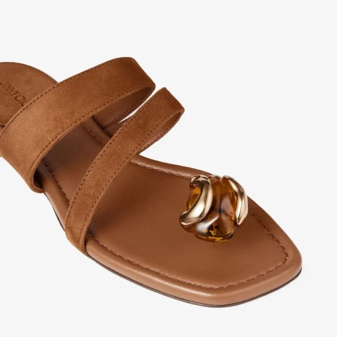 Emeri Stone platte sandalen van tan en amberkleurig suède Emeri Stone platte sandalen van tan en amberkleurig suède