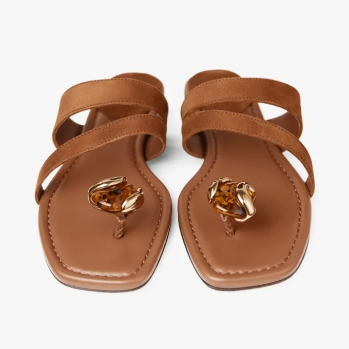 Emeri Stone platte sandalen van tan en amberkleurig suède Emeri Stone platte sandalen van tan en amberkleurig suède