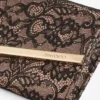 Emmie Zwart en Balletroze Jimmy Choo Kanten Clutch