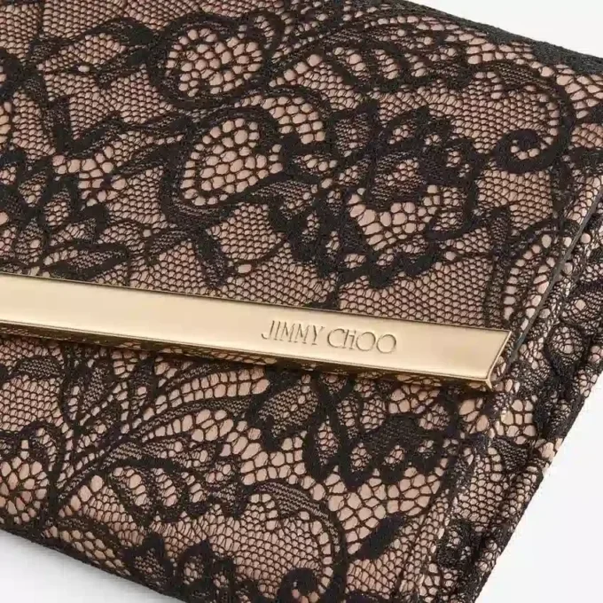 Emmie Zwart en Balletroze Jimmy Choo Kanten Clutch