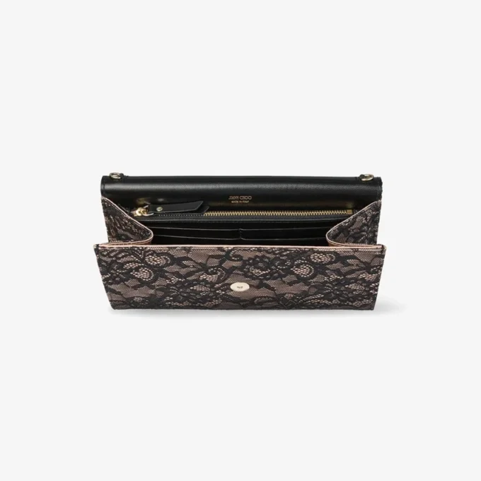 Emmie Zwart en Balletroze Jimmy Choo Kanten Clutch