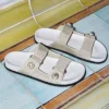 Fayence-sandaal Champagne metallic lakslederen sandalen met parels