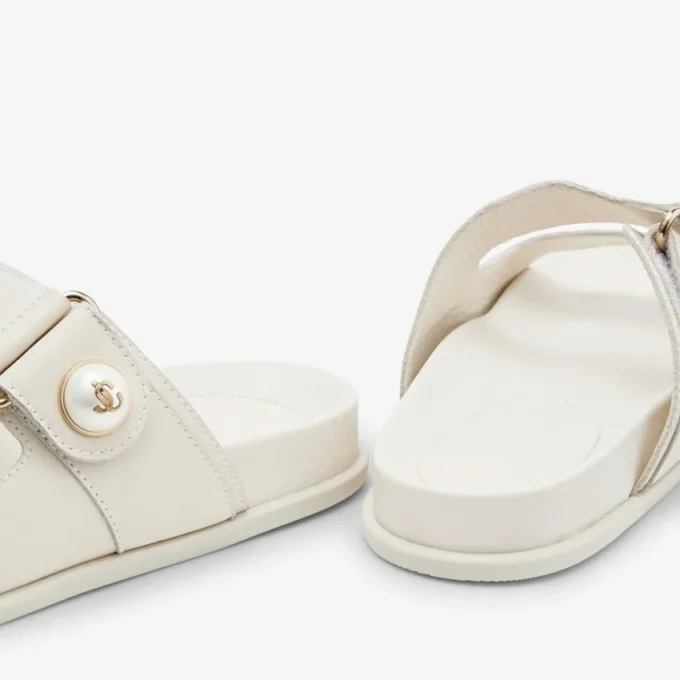 Fayence-sandaal Latte-leren platte sandalen met parelversiering Fayence-sandaal Latte-leren platte sandalen met parelversiering
