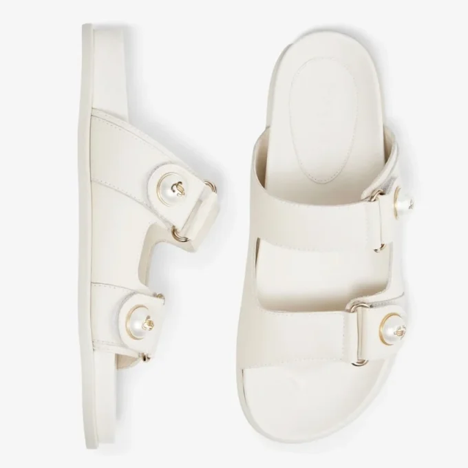 Fayence-sandaal Latte-leren platte sandalen met parelversiering Fayence-sandaal Latte-leren platte sandalen met parelversiering