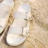 Fayence-sandaal Latte-leren platte sandalen met parelversiering Fayence-sandaal Latte-leren platte sandalen met parelversiering