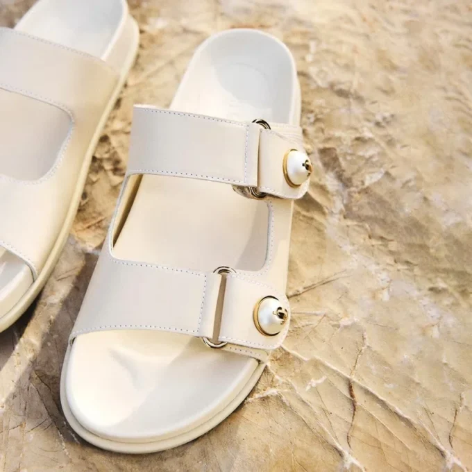 Fayence-sandaal Latte-leren platte sandalen met parelversiering Fayence-sandaal Latte-leren platte sandalen met parelversiering