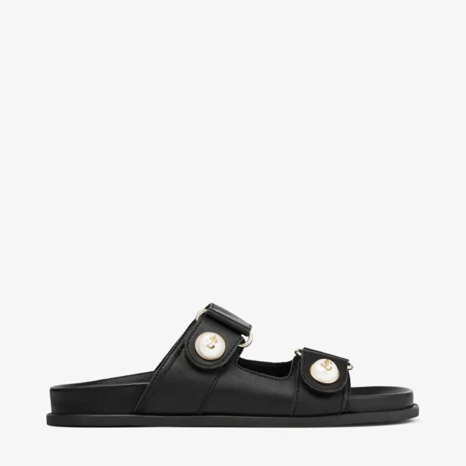 Fayence-sandaal Zwarte leren platte sandalen met parelversiering Fayence-sandaal Zwarte leren platte sandalen met parelversiering