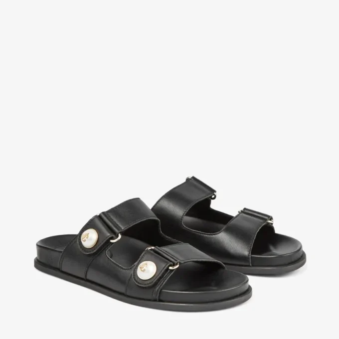 Fayence-sandaal Zwarte leren platte sandalen met parelversiering Fayence-sandaal Zwarte leren platte sandalen met parelversiering