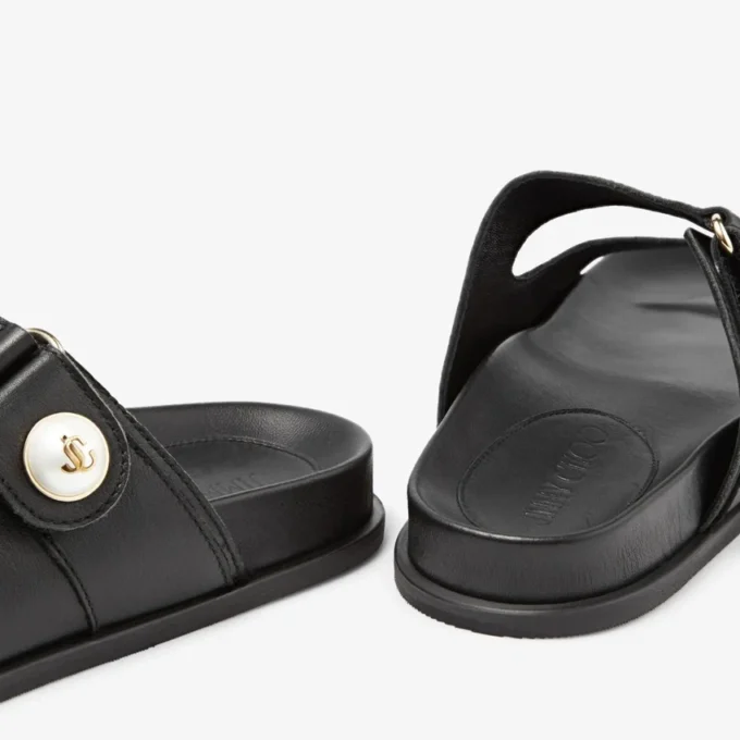 Fayence-sandaal Zwarte leren platte sandalen met parelversiering Fayence-sandaal Zwarte leren platte sandalen met parelversiering