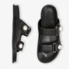 Fayence-sandaal Zwarte leren platte sandalen met parelversiering Fayence-sandaal Zwarte leren platte sandalen met parelversiering