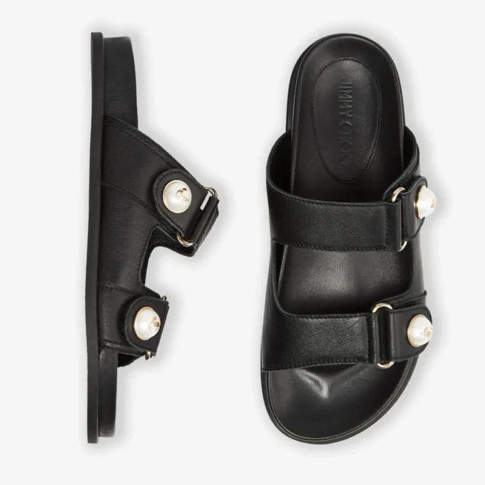 Fayence-sandaal Zwarte leren platte sandalen met parelversiering Fayence-sandaal Zwarte leren platte sandalen met parelversiering