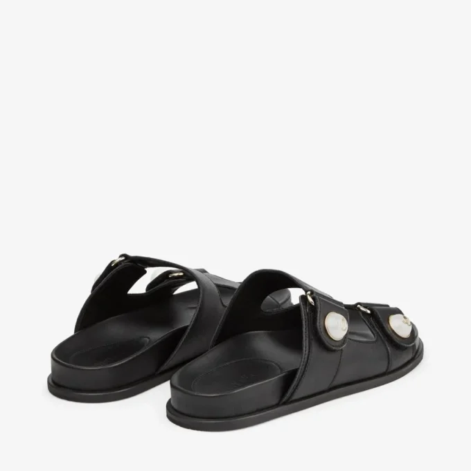 Fayence-sandaal Zwarte leren platte sandalen met parelversiering Fayence-sandaal Zwarte leren platte sandalen met parelversiering