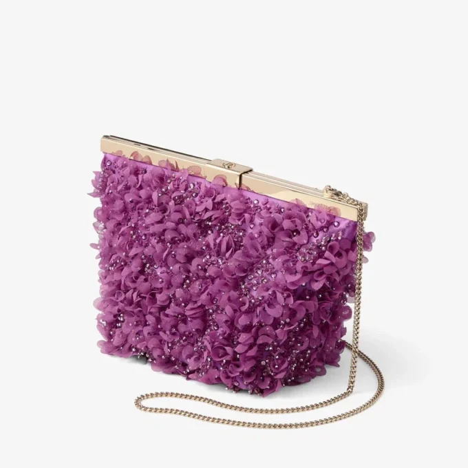 Ganache Violet Orchid satijnen clutch met bloembladborduursel Ganache Violet Orchid satijnen clutch met bloembladborduursel